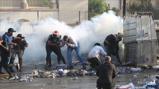 مقتل 3 متظاهرين عراقيين بقنابل غاز الأمن وسط بغداد