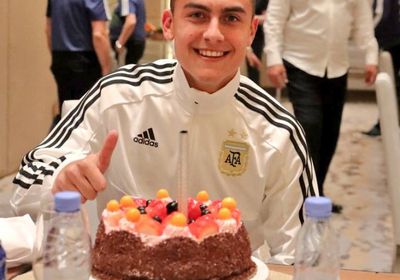 لاعبو منتخب الأرجنتين يحتفلون بعيد ميلاد ديبالا