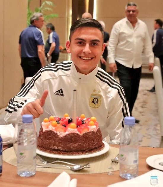 لاعبو منتخب الأرجنتين يحتفلون بعيد ميلاد ديبالا