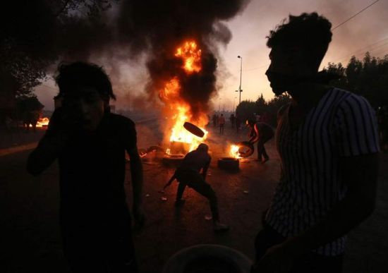 العراق.. محتجون يشعلون النيران في منزل رئيس مجلس قضاء الغراف