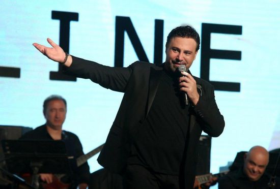 عاصي الحلاني يشارك جمهوره صور حفله الأخير بالإسكندرية