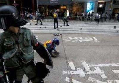 جنود صينيون يشاركون في تنظيف ساحات هونغ كونغ بعد الاحتجاجات