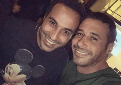 أحمد فهمي يمازح صديقه أحمد السعدني بهذه الطريقة (صورة)