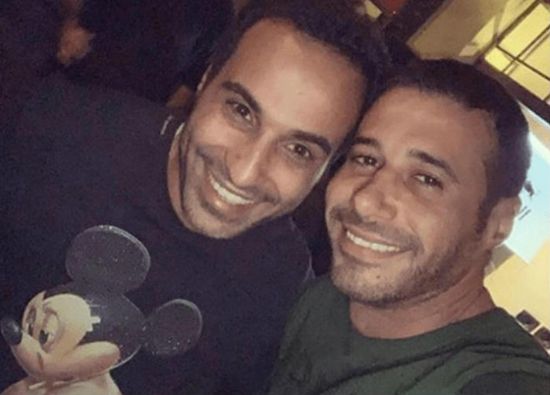 أحمد فهمي يمازح صديقه أحمد السعدني بهذه الطريقة (صورة)