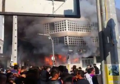 محتجون يحرقون مصارف إيرانية ويغلقون أخرى