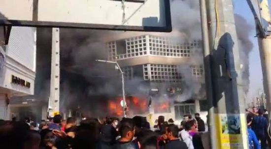 محتجون يحرقون مصارف إيرانية ويغلقون أخرى