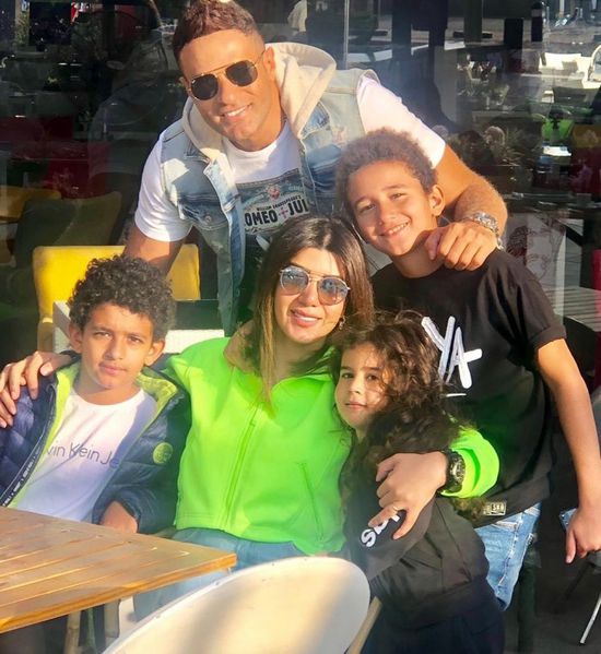 "عائلتي هي كل شيء".. محمد نور ينشر صورته بصحبة زوجته وأطفاله