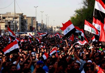 متظاهرون عراقيون يتوافدون إلى مبنى محافظة الديوانية للمشاركة فى الاعتصام