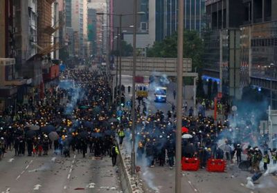 شرطة هونج كونج تفرّق محتجين من خلال الغاز المسيل للدموع