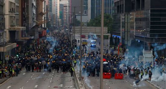شرطة هونج كونج تفرّق محتجين من خلال الغاز المسيل للدموع