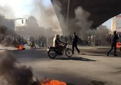 الاحتجاجات تمتد إلى 100 منطقة إيرانية ووقوع قتلى في صفوف المتظاهرين 