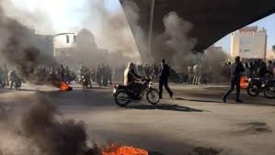 الاحتجاجات تمتد إلى 100 منطقة إيرانية ووقوع قتلى في صفوف المتظاهرين 