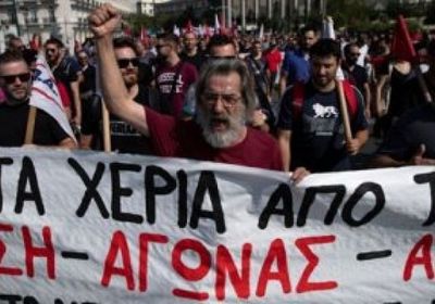 اليونانيون ينظمون مسيرة حاشدة لإحياء ذكرى الانتفاضة الطلابية