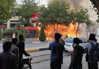 إيران.. تعطيل حركة السير وإضرام النار في مصرف "تجارت"