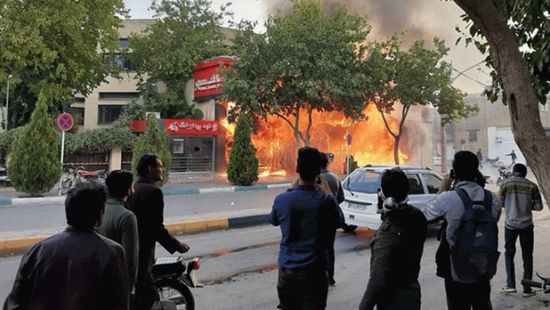 إيران.. تعطيل حركة السير وإضرام النار في مصرف "تجارت"