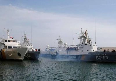 بعد احتجازها قرابة عام.. السفن الأوكرانية المحتجزة لدى روسيا تغادر مضيق كيرتش