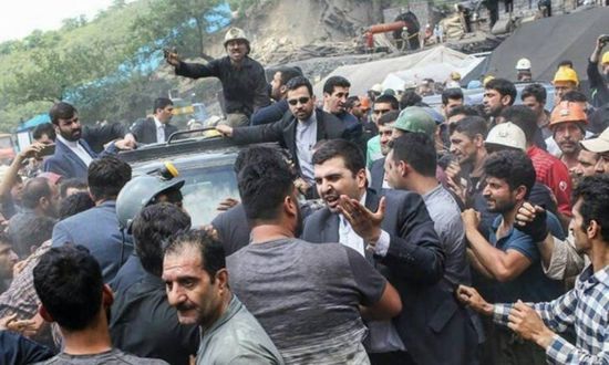 عراقي يطلب من متظاهرين تحطيم سيارته لأنها "إيرانية" (فيديو)