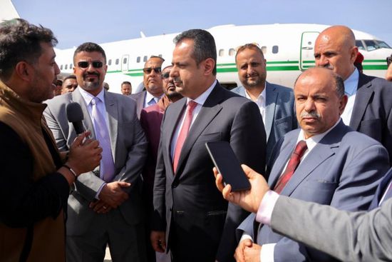 بالصور..وصول رئيس الوزراء اليمني إلى العاصمة عدن