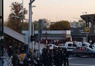 إعلامي سعودي يُلمح لاقتراب سقوط إيران