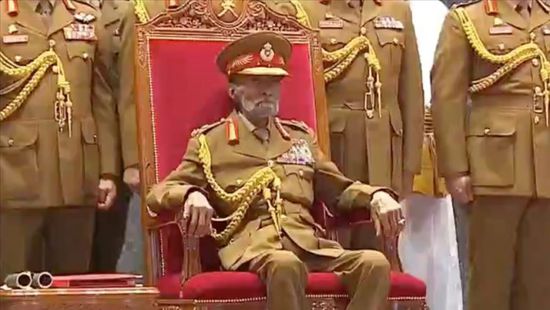 السلطان قابوس يشهد عرضا عسكريا احتفالا بالعيد الوطني الـ 49 لعمان