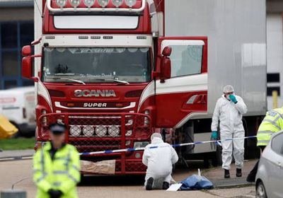 هولندا.. العثور على 25 مهاجرًا داخل شاحنة مبردة  