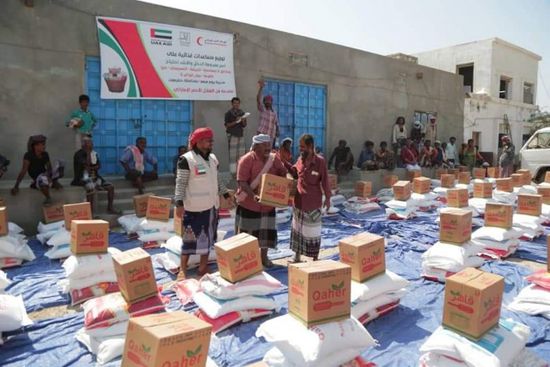1700 سلة غذائية من الإمارات لأهالي قرى حضرموت (صور)