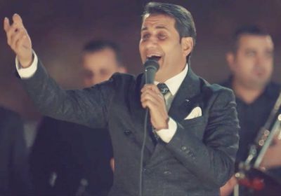 من داخل المستشفى.. أحمد شيبة يطلب من جمهوره الدعاء لوالدته (فيديو)