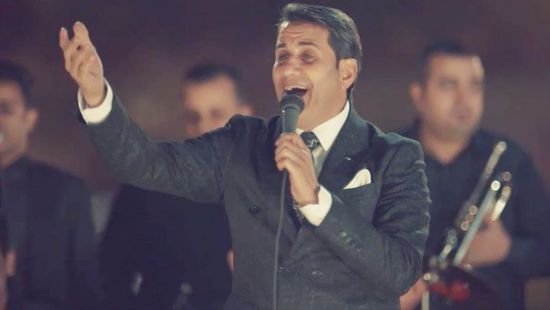 من داخل المستشفى.. أحمد شيبة يطلب من جمهوره الدعاء لوالدته (فيديو)