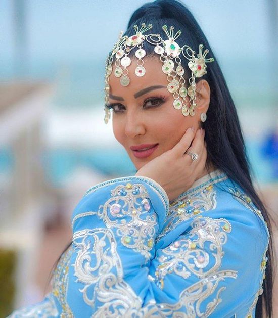 سمية الخشاب أنيقة بالقفطان المغربي في أحدث جلسة تصوير