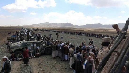 مليشيا الحوثي توزع أموالًا على مشائخ طوق صنعاء 