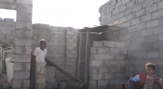 فيديو مأساوي ..مليشيات الحوثي تُحول منازل المواطنين إلى متاريس عسكرية في الحديدة