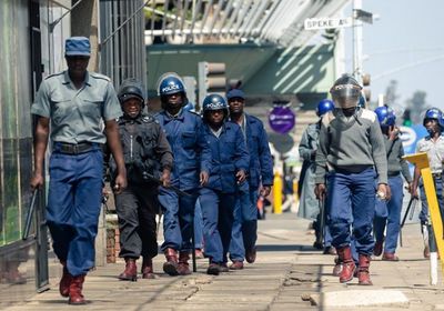 شرطة زيمبابوى تستخدم الغاز المسيل للدموع والهراوات لتفريق تجمعات للمعارضة