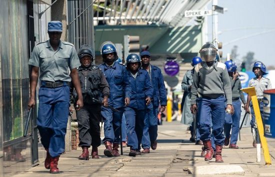 شرطة زيمبابوى تستخدم الغاز المسيل للدموع والهراوات لتفريق تجمعات للمعارضة