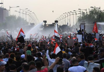 المتظاهرون في العراق يستعيدون التمركز عند جسر الأحرار ببغداد