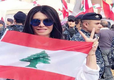 لقاء سويدان تشارك في المظاهرات اللبنانية (صورة)