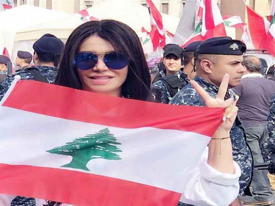 لقاء سويدان تشارك في المظاهرات اللبنانية (صورة)