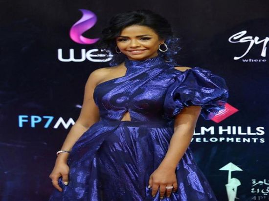 بصورة فنانة عالمية.. أسماء أبواليزيد تسخر من إطلالتها بالقاهر السينمائي