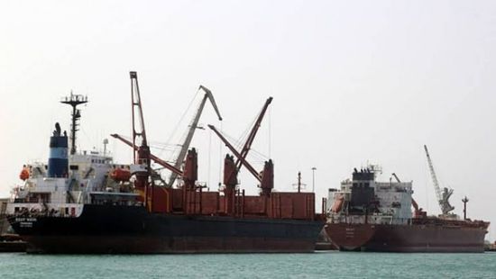 وصول سفينتين تحملان كميات من النفط إلى ميناء الحديدة