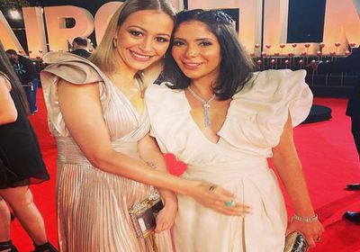 منى زكي تهنئ منة شلبي بجائزتها في مهرجان القاهرة