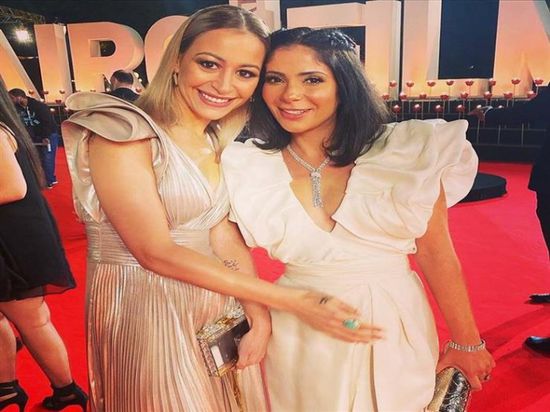 منى زكي تهنئ منة شلبي بجائزتها في مهرجان القاهرة