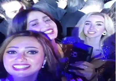 بشرى بصحبة هنا الزاهد وحلا شيحة في حفل عمرو دياب الأخير (فيديو)