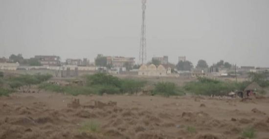 مليشيا الحوثي تمطر المصلين بالهاون والهاوز في التحيتا