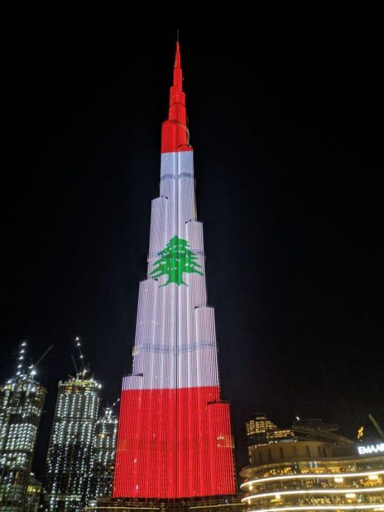 احتفالاً بالذكرى 76 لاستقلاله.. إضاءة واجهة "أدنوك" وبرج خليفة بالعلم اللبناني (صور)
