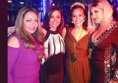 نجمات الفن يحتفلن بعيد ميلاد هند صبري (فيديو)