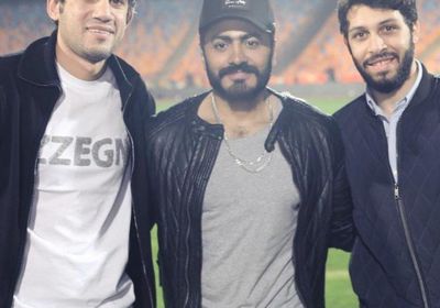 تامر حسني يشارك جمهوره كواليس حفل أمم أفريقيا (صور)