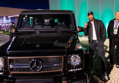 محمد رمضان يشتري سيارة نادرة من معرض موسم الرياض للسيارات