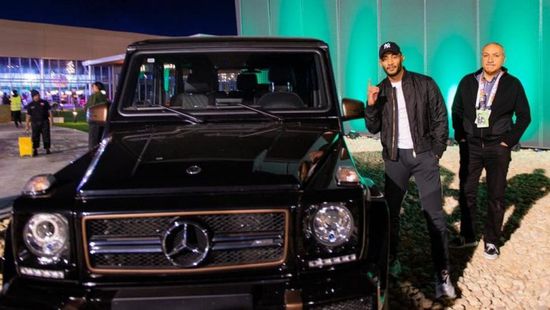 محمد رمضان يشتري سيارة نادرة من معرض موسم الرياض للسيارات