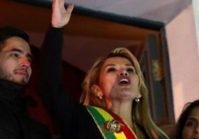 رئيسة بوليفيا المؤقتة توقع على قانون إجراء انتخابات رئاسية جديدة غدا