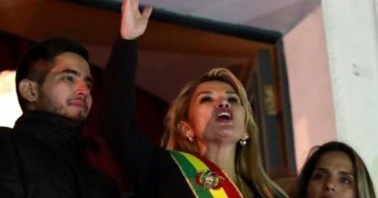 رئيسة بوليفيا المؤقتة توقع على قانون إجراء انتخابات رئاسية جديدة غدا