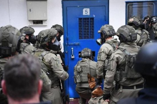 قوات إسرائيلية تعتدي بالضرب على أسرى فلسطينيين في سجن "نفحه"